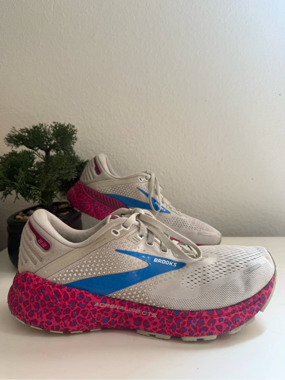 Brooks Adrenaline GTS 22 Women size 10.5 Running Shoes - Cream, Blue & Pink